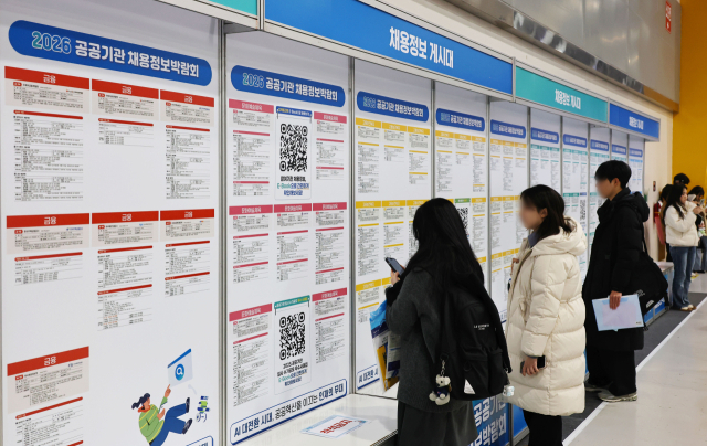 27일 서울 서초구 aT센터에서 열린 2026 공공기관 채용정보박람회에서 구직자들이 채용정보 게시판을 살펴보고 있다. 연합뉴스