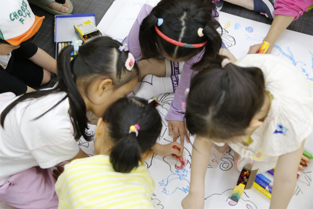 대구예술발전소에서 어린이들이 미술 체험을 하고 있다. 대구문화예술진흥원 제공