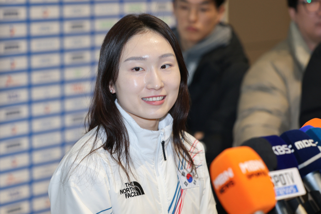 2026 제25회 2026 밀라노·코르티나담페초 동계올림픽에 참가하는 쇼트트랙 최민정이 지난달 30일 인천국제공항 제2여객터미널을 통해 출국하기 전 취재진과 인터뷰하며 밝은 표정을 짓고 있다. 연합뉴스