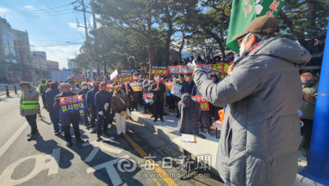 안동 와룡면 폐기물 공장 반대 집회…시청 앞서 충돌한 주민·행정 논리