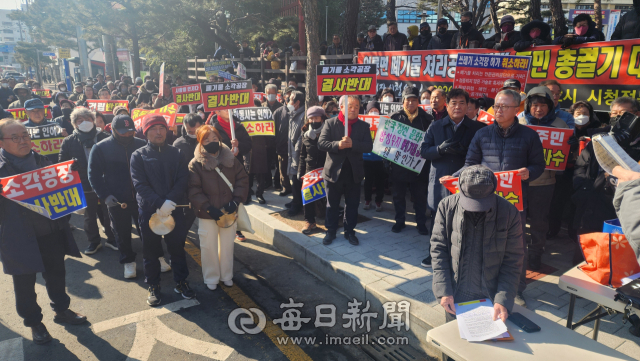 2일 안동시청 앞에는 이장협의회·주민자치위원회·주민대책위원회 소속 주민 150여 명이 폐기물 연료화 시설 건립에 반대를 위해 모여 가두행진을 벌이며 