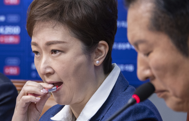 더불어민주당 이언주 최고위원이 2일 국회에서 열린 최고위원회의에서 정청래 대표의 조국혁신당과의 합당 제의의 의미와 향후 진행 과정에 대한 발언을 듣다 립스틱을 바르며 발언을 준비하고 있다. 연합뉴스