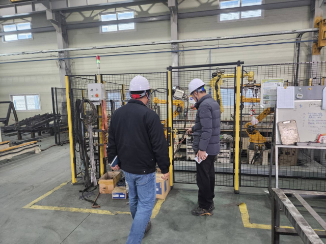 대구경북기계협동조합 관계자가 지역 내 사업장을 찾아 안전관리 컨설팅을 진행하고 있다. 대구경북기계협동조합 제공