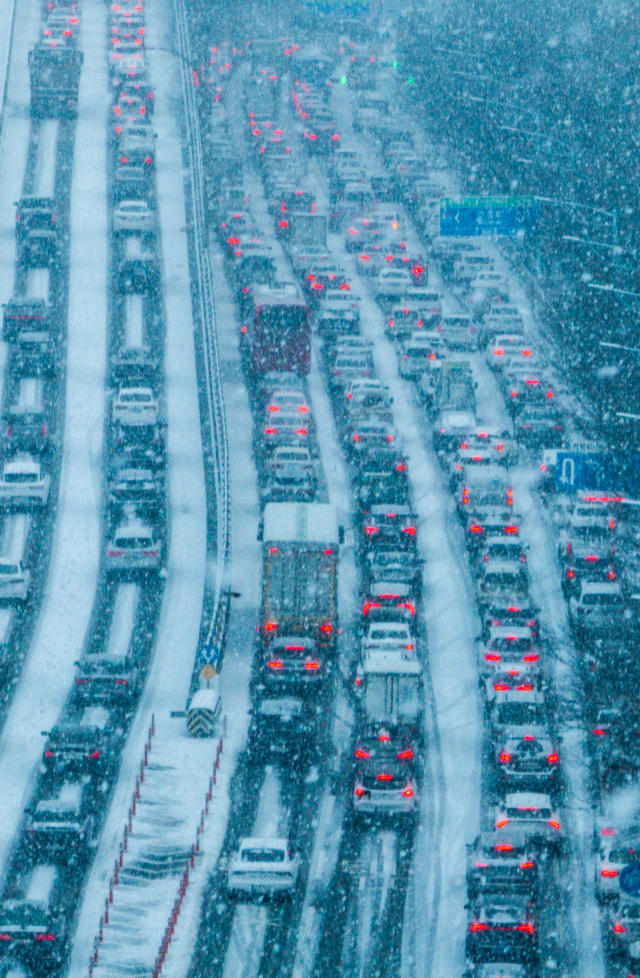 [포토뉴스] 출근길 엉금엉금