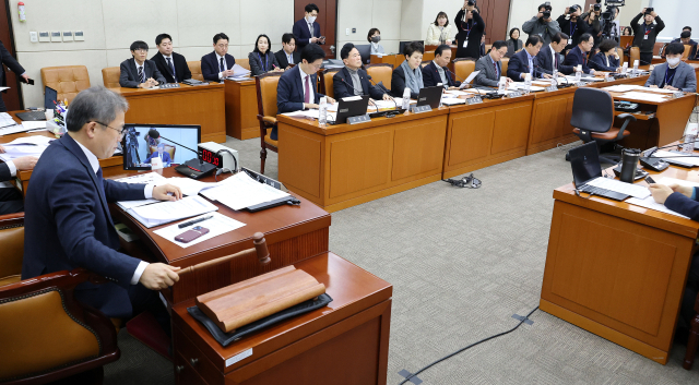 송기헌 위원장이 26일 국회에서 열린 정치개혁특별위원회 전체회의에서 의사봉을 두드리고 있다. 연합뉴스