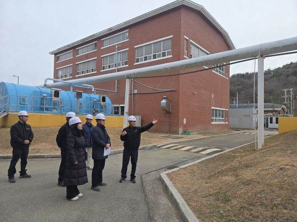 김신호 양산시 부시장이 공공폐수처리시설 운영 현황을 점검하고 있다. [사진=양산시]