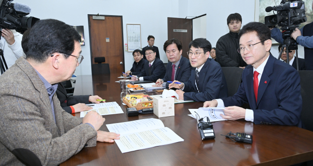 이철우 경북도지사와 김정기 대구시장 권한 대행은 2일 서울 여의도 국회를 찾아, 대구경북 행정통합 특별법의 조속한 국회 통과를 위해 여야 각 정당이 적극 협조해 줄 것을 요청했다. 대구시 제공.