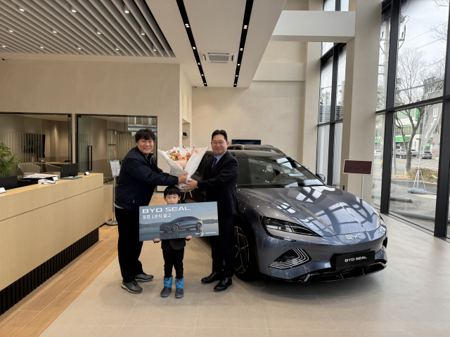 BYD Auto 포항 전시장에서 전시장 1호 고객을 대상으로 한 
