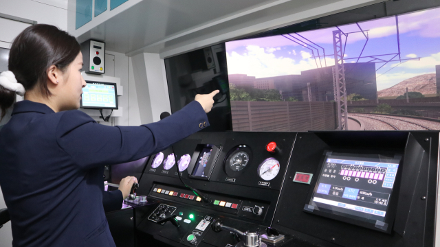 철도차량운전면허 갱신 대상자들이 경북전문대 현안아카데미에서 철도차량운전면허 갱신교육을 받고 있다. 경북전문대 제공