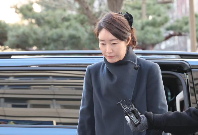 2022년 지방선거를 앞두고 전 사무국장 남모 씨를 통해 김경 서울시의원이 공천 대가로 건넨 1억원을 수수한 혐의를 받는 무소속 강선우 의원이 3일 서울 마포구 서울경찰청 공공범죄수사대로 출석하고 있다. 연합뉴스