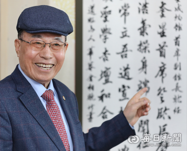 윤석준 대구유림회장이 지난 2021년 성균관 수석부관장 취임 당시 받은 축하문 내용을 설명하고 있다. 정운철 기자 woon@imaeil.com