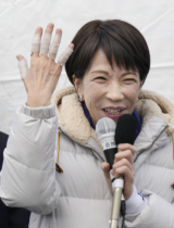 다카이치 사나에 일본 총리가 1일 기후현에서 선거 유세를 하면서 테이핑한 손가락을 들어 보이고 있다. 연합뉴스