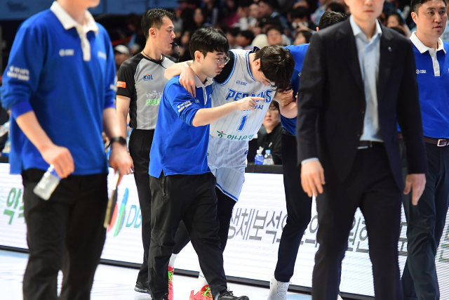 프로농구 대구 한국가스공사 페가수스의 신주영이 지난 1일 고양 소노 스카이거너스와의 경기에서 부상을 입고 트레이너의 부축을 받아 벤치로 걸어가고 있다. KBL 제공.