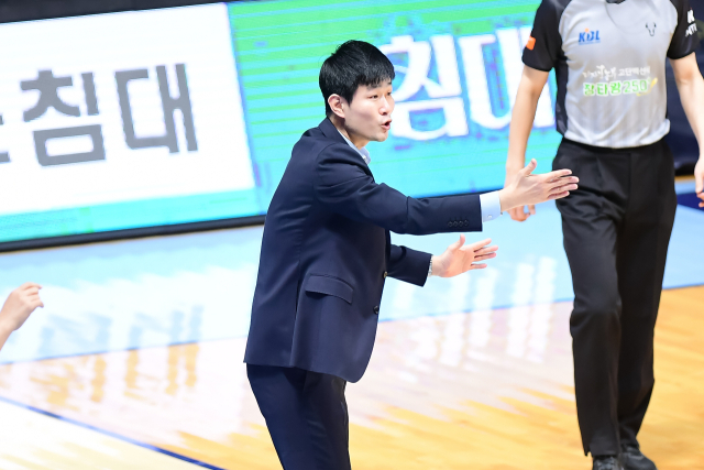 프로농구 대구 한국가스공사 페가수스의 강혁 감독이 선수들에게 지시하고 있다. KBL 제공.