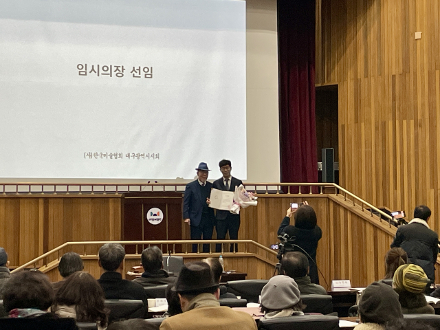 노인식(오른쪽) 대구미술협회 회장이 당선증을 들어보이고 있다. 이연정 기자