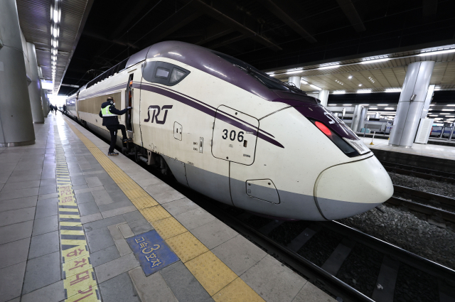 3일 수서를 정차역으로 하는 SRT가 서울역에 도착한 뒤 정차해 있다. 이날 한국철도공사와 에스알(SR)은 오는 25일 KTX가 수서역에서 출발하고, SRT는 서울역에서 출발하는 시범교차운행에 앞서 시운전을 진행했다. 연합뉴스