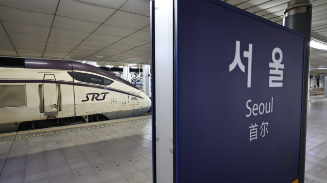 3일 수서를 정차역으로 하는 SRT가 서울역에 도착한 뒤 정차해 있다. 이날 한국철도공사와 에스알(SR)은 오는 25일 KTX가 수서역에서 출발하고, SRT는 서울역에서 출발하는 시범교차운행에 앞서 시운전을 진행했다. 연합뉴스