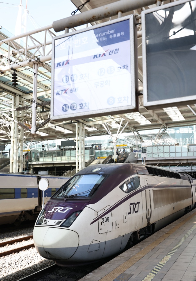 3일 수서를 정차역으로 하는 SRT가 서울역에 도착하고 있다. 이날 한국철도공사와 에스알(SR)은 오는 25일 KTX가 수서역에서 출발하고, SRT는 서울역에서 출발하는 시범교차운행에 앞서 시운전을 진행했다. 연합뉴스