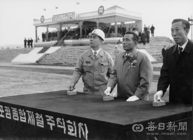 1970년 4월 1일 포항제철소(포스코) 착공식에서 (왼쪽부터)박태준 사장, 박정희 대통령, 김학렬 경제부총리가 착공 버튼을 누르고 있다. 매일신문DB