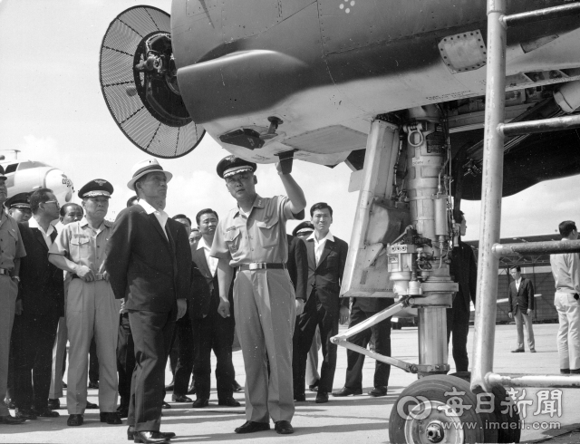 1970년 6월 23일 대구 공군기지를 방문해 공군 장교로부터 설명을 듣고 있는 박정희 대통령. 매일신문DB