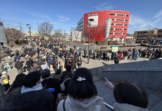 다카이치 사나에 일본 총리가 중의원 선거(총선)를 앞두고 31일 가나가와현 요코하마시에서 실시한 집권 자민당 후보자 지원 유세 현장에 가려는 사람들이 길게 줄을 서 있다. 연합뉴스