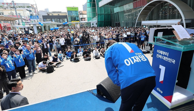 21대 대선 시기였던 지난해(2025년) 5월 13일 경북 구미시 구미역 광장을 찾아 유세를 펼친 이재명 더불어민주당 대선 후보가 시민들에게 허리 숙여 인사를 하고 있다. 연합뉴스