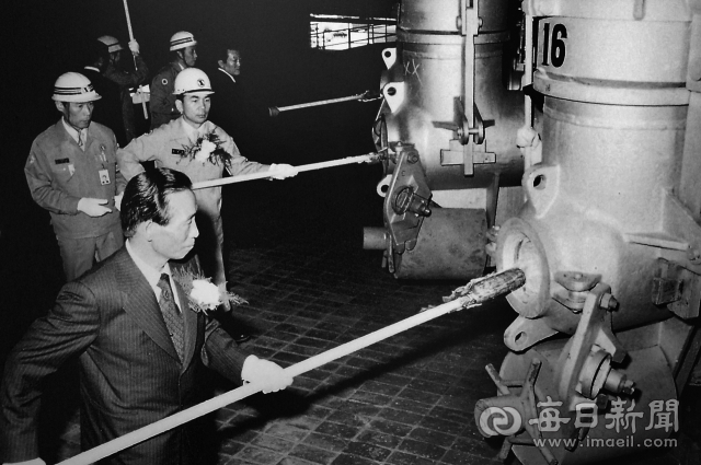 1973년 7월 3일 포항제철소 1기 설립 준공 점화식에서 박정희 대통령(맨 아래)과 박태준 사장 일행이 점화를 하고 있다. 매일신문DB