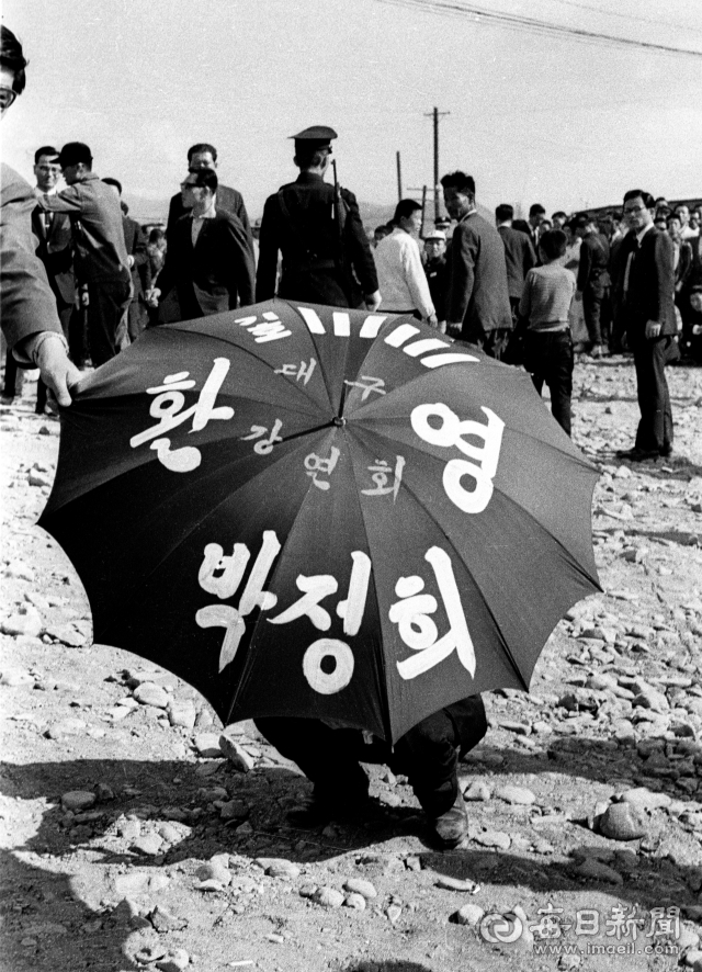 1967년 6대 대선 당시 대구에서 한 지지자가 박정희 대선 후보 지지 의사를 적은 양산을 펼쳐보였다. 매일신문DB