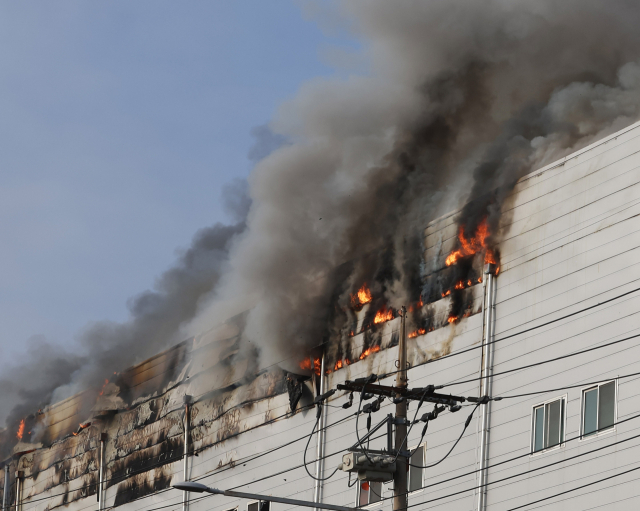 3일 경기도 시흥시 정왕동 SPC삼립 시화공장에서 화재가 발생해 건물에서 불길과 연기가 치솟고 있다. 연합뉴스