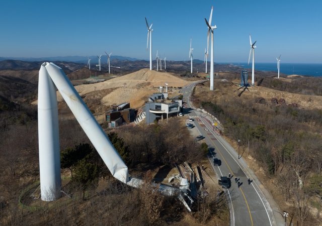 기후부, 영덕 풍력발전기 사고에 노후 설비 전면 점검 착수