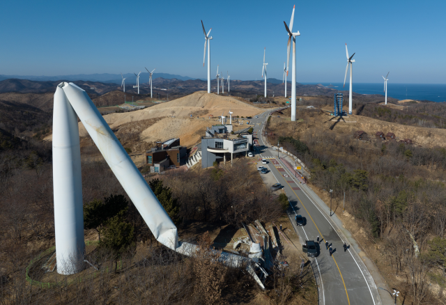 초속 13m 바람에 털썩…풍력발전기 24기 수명 만료 불안