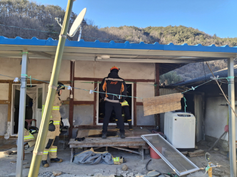 영덕서 주택 화재 발생…60대 거주자 심정지 이송