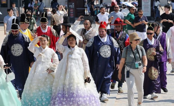 '펜데믹 이후 최다' 작년 한국 귀화자 1만명…중국인 56%