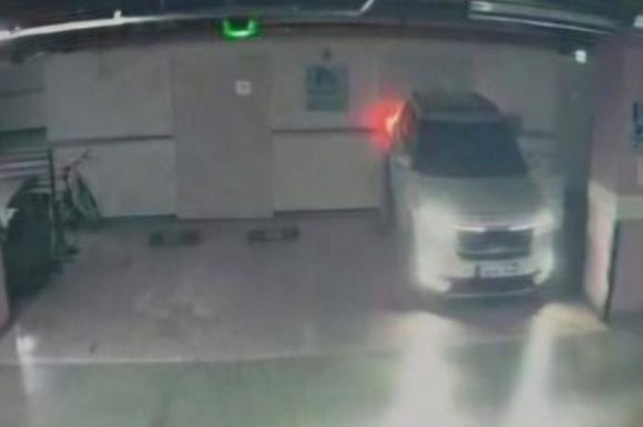 후진기어 두고 짐 꺼내던 20대…차·벽 사이 끼여 중상