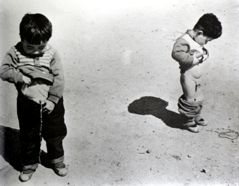 [매일신문 전국 어린이  사진공모전 70년]<1961년 7회>흙바닥에 새긴 황금빛 영토, '지도 그리기'의 추억