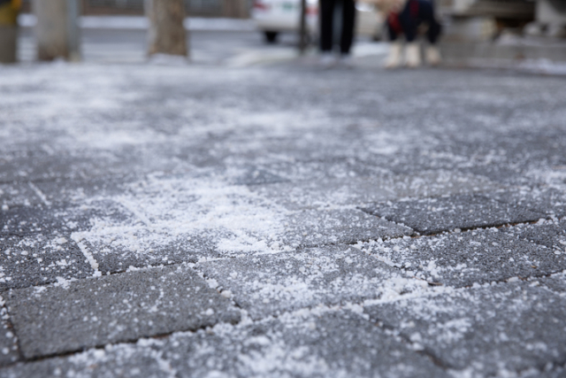 염화칼슘이 뿌려진 도로. 게티이미지뱅크