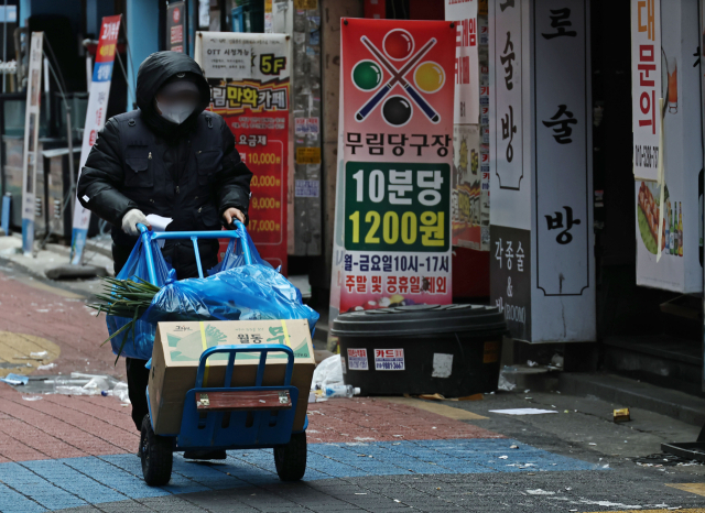 서울 시내의 한 식당가에서 영업 전 식자재를 옮기는 자영업자 모습. 연합뉴스