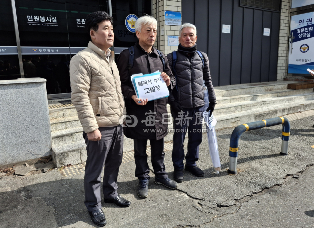 불교시민단체들이 4일 불국사 주지 선거와 관련해 고발장 제출에 앞서 경주경찰서 민원실에서 사진을 촬영하고 있다. 강선일 기자