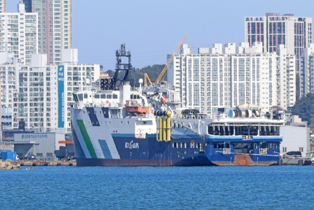 28일 경북 포항구항 부두에 한국지질자원연구원의 물리탐사연구선 