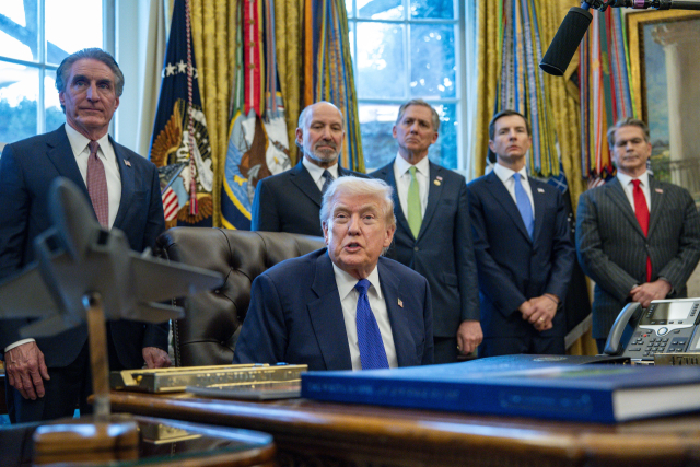 도널드 트럼프 미국 대통령이 2일(현지시간) 워싱턴DC 백악관 집무실에서 핵심광물 비축 관련 계획인 