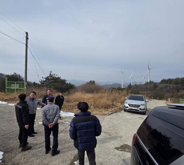 영양경찰서와 영양군, 영양푹력발전공사 등 관계자들이 4일 영양풍력단지에 대한 특별 점검을 진행하고 있다. 영양서 제공