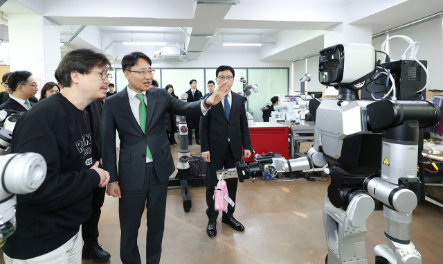 임광현 국세청장이 4일 대덕연구개발특구 산업 현장을 방문하고 기업인들과 간담회를 진행했다. 국세청 제공