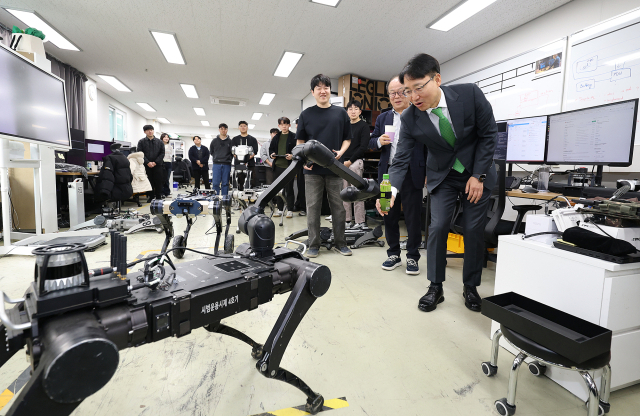 임광현 국세청장이 4일 대덕연구개발특구 산업 현장을 방문하고 기업인들과 간담회를 진행했다. 국세청 제공