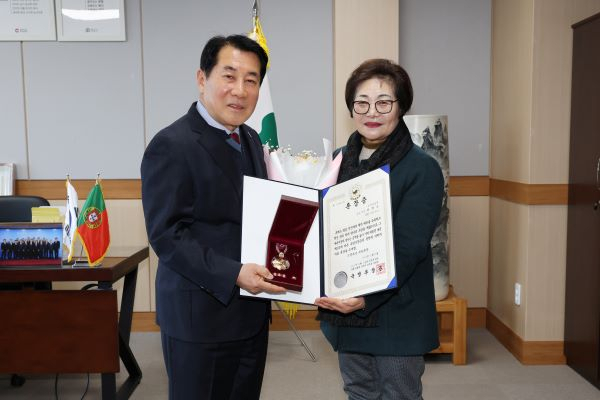 양산시가 6·25 참전유공자 故 최철승의 유족에게 화랑무공훈장을 전수했다. [사진=양산시]