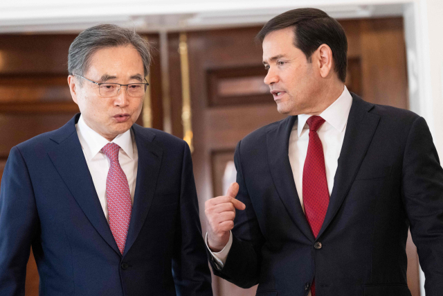 조현(왼쪽) 외교부 장관이 3일(현지 시간) 미국 워싱턴 국무부에서 마코 루비오 미 국무장관과 대화하고 있다. AFP 연합뉴스