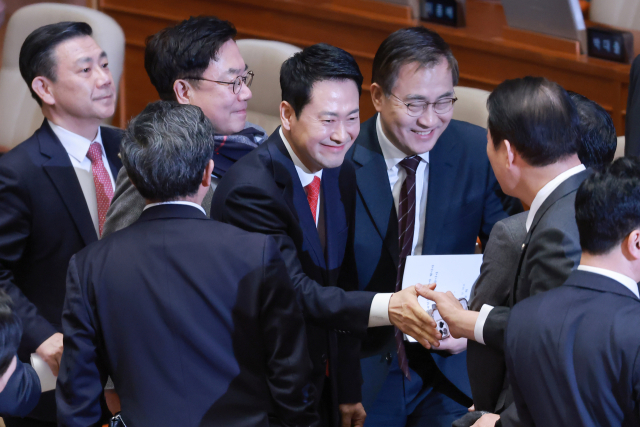 국민의힘 장동혁 대표가 4일 국회에서 열린 제432회 국회(임시회) 제3차 본회의에서 교섭단체 대표연설을 마치고 같은 당 의원들과 악수하고 있다. 연합뉴스