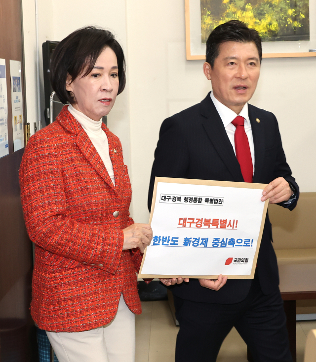 국민의힘 이인선 대구시당위원장(왼쪽)과 구자근 경북도당위원장이 30일 국회 의안과에 