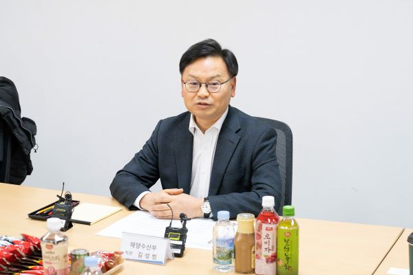 김성범 해양수산부 장관 직무대행이 4일 부산 동원산업 공장에서 할당관세와 관련한 간담회를 진행하고 있다. [사진=해수부]