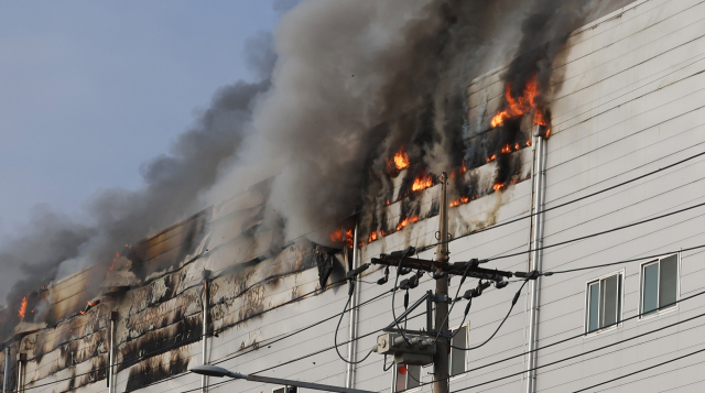 SPC삼립 시화공장 화재…3명 연기흡입·1명 구조