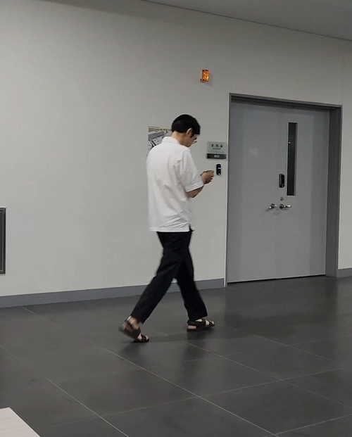 2025년 9월9일 인터뷰를 거절하고 자리를 뜨는 박주신 씨. 그는 